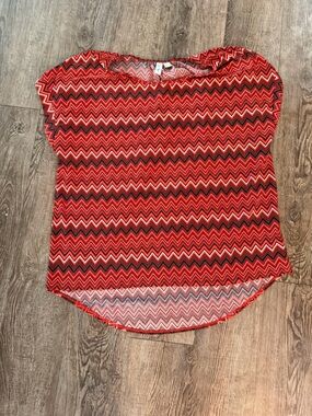 LuLaRoe Red Chevron Short Sleeve Top